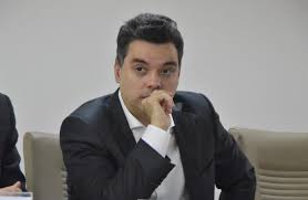 Governadora anuncia renúncia em abril e destaca papel estratégico de Walter Alves na sucessão